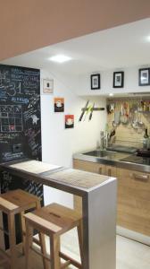 eine Küche mit einer Theke und einer Tafel an der Wand in der Unterkunft HT Loft Testaccio in Rom