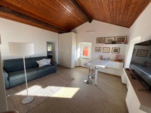 a living room with a couch and a television at Appartamento La Serra di Angela a Lerici in Lerici