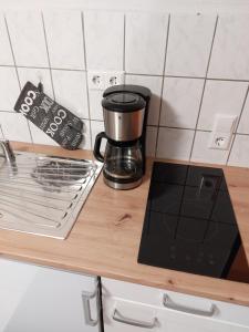 una cafetera en la parte superior de una encimera de cocina en Ferienwohnung Juco en Heddesheim