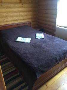 duas toalhas estão sentadas numa cama num quarto em Приватний котедж «Наш Черемош», с.Ільці em Iltsi