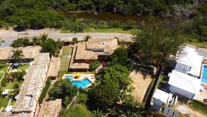 an aerial view of a house with a pool at Belíssima Casa com extensa área externa - piscina, sauna, churrasqueira e campo de futebol - com 5 suítes e a 500 metros da Rua das Pedras in Búzios
