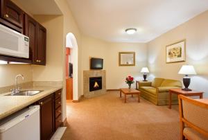 A kitchen or kitchenette at Holiday Inn Express Hotel & Suites Logansport, an IHG Hotel