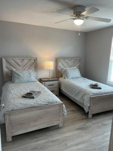 een slaapkamer met 2 bedden en een plafondventilator bij Regal Palms Resort & Spa in Davenport