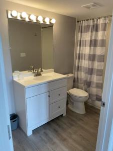 ein Badezimmer mit einem Waschbecken, einem WC und einem Spiegel in der Unterkunft Regal Palms Resort & Spa in Davenport