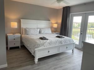sypialnia z białym łóżkiem z 2 lampami i oknem w obiekcie Regal Palms Resort & Spa w mieście Davenport
