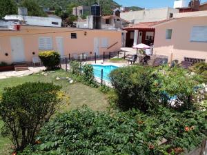 vista sul cortile di una casa con piscina di Amanitas Posada a Villa Carlos Paz