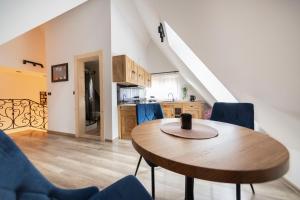 a kitchen and dining room with a table and chairs at Atelier Jana Kasprowicza SAUNA&JACUZZI in Poronin