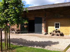 un fienile con un tavolo da picnic di fronte di B&B Hofstede De Groote Laar a Spankeren