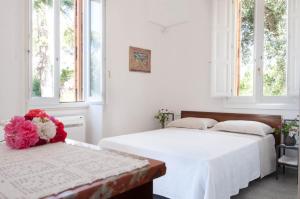 マルターノにあるAgriturismo Villa Colucciaの白い部屋 ベッド2台 窓付