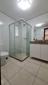 bagno con doccia in vetro e servizi igienici di Flat no Club Meridional de Carneiros - Bloco 4-2PP a Tamandaré