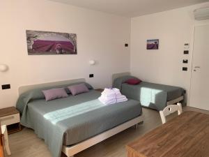 a bedroom with two beds and a table at Casa Fiorita in Negrar