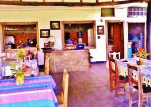 un ristorante con tavoli e sedie e un bar di La Buena Vista a Puerto Ángel