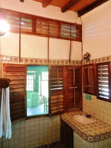 bagno con lavandino e finestra di La Buena Vista a Puerto Ángel