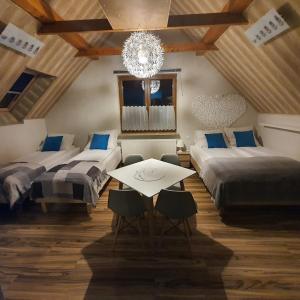 Tempat tidur dalam kamar di Pokoje Gościnne Kacper Blisko Gondoli