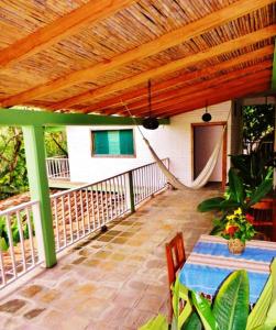una veranda con amaca su una casa di La Buena Vista a Puerto Ángel