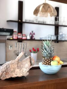 - un bol de fruits sur un comptoir avec un bol d'ananas dans l'établissement LoreMi apartment Pisak, à Pisak