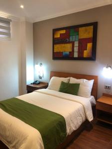 Una cama o camas en una habitación de Hotel Plaza Monte Carlo