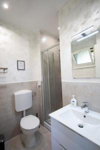 y baño con aseo, lavabo y ducha. en CASA STELLA San Sisto en Perugia