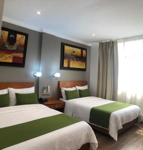 מיטה או מיטות בחדר ב-Hotel Plaza Monte Carlo