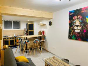 a living room with a painting of a lion on the wall at Logement de 40m2 de plein pieds dans une maison avec parking et terrasse in Jussac