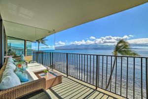 WailukuにあるLuxurious Maui Getaway with Panoramic Ocean Views!の海の景色を望むバルコニー付きの家