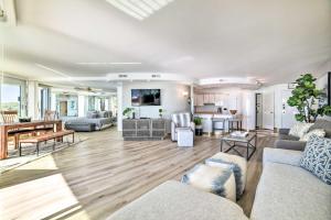 uma sala de estar com um sofá e uma mesa em Luxurious Maui Getaway with Panoramic Ocean Views! em Wailuku