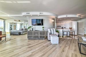 Televiisor ja/või meelelahutuskeskus majutusasutuses Luxurious Maui Getaway with Panoramic Ocean Views!