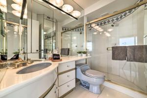 Vannituba majutusasutuses Luxurious Maui Getaway with Panoramic Ocean Views!