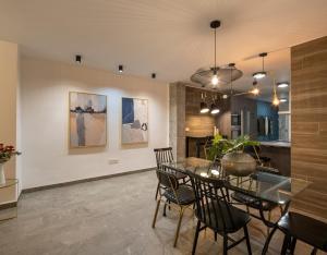 Apartamentos la Mariana في غرناطة: غرفة طعام مع طاولة وكراسي زجاجية