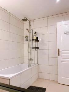 y baño con ducha y bañera. en Chambre 26m - Salon et kitchenette privé - WIFI, en Woippy