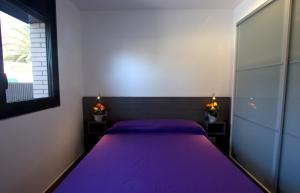 Ένα ή περισσότερα κρεβάτια σε δωμάτιο στο InmoSantos Apartaments Nuria +45 φωτογραφίες