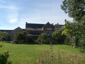 uma casa com um relvado em frente em Domaine de la Barbinais em Saint Malo