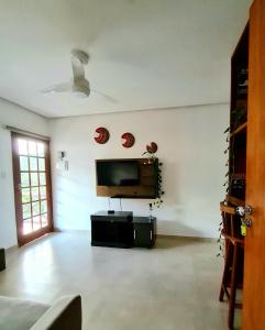 a living room with a flat screen tv on a wall at Apartamento lençóis 103 in Lençóis