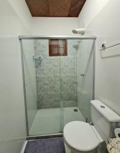 a bathroom with a shower and a toilet at Apartamento lençóis 103 in Lençóis
