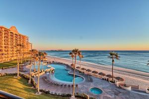 プエルト・ペニャスコにあるRocky Point Sonoran Resortsのホテルとヤシの木が茂るビーチの景色を望めます。