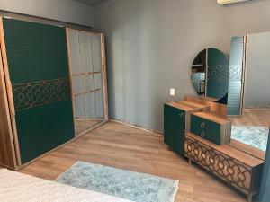 vestidor con espejo y tocador en BalcescuSuite, en Bucarest