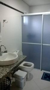 La salle de bains est pourvue de toilettes et d'un lavabo. dans l'établissement Campeche Beach House, à Florianópolis