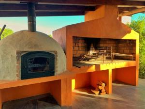 un grande forno in mattoni con una pizza all'interno di Posada Cova Del Sol a La Pedrera