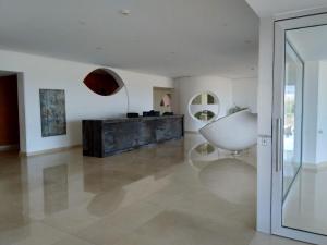 Habitación blanca grande con bañera y mesa en Apartamento Estrella de Mar, en Punta del Este