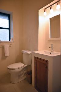 ein Badezimmer mit Toilette, Waschbecken und Fenster in der Unterkunft Hotel Rancho El Morillo in Saltillo + 62 Fotos