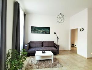 salon z kanapą i stolikiem kawowym w obiekcie Apartament Seven w mieście Legnica