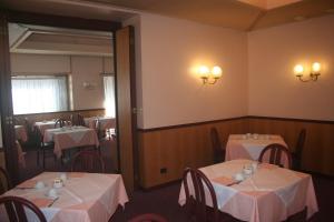 Restoran või mõni muu söögikoht majutusasutuses Albert Hotel