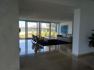 sala de estar con sofá, mesa y sillas en Apartamento Estrella de Mar, en Punta del Este