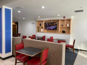 TV a/nebo společenská místnost v ubytování Holiday Inn Express Hotel & Suites Logansport by IHG