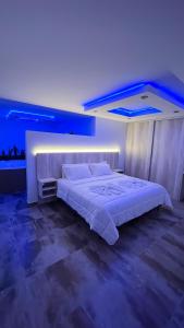 Una cama o camas en una habitación de Grateus Luxury Apart & Spa