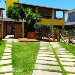 un giardino con gradini di fronte a un edificio di Casa do Fazendeiro a Serra