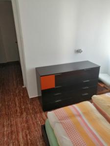 a dresser sitting next to a bed in a room at Schöne Wohnung mit WiFi und parkplatz auf der Straße in Oliva