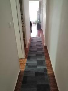 un corridoio con piastrelle bianche e nere sul pavimento di Schöne Wohnung mit WiFi und parkplatz auf der Straße a Oliva