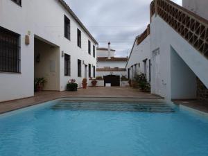 a swimming pool in the courtyard of a house at Dúplex con piscina en centro Cazalla in Cazalla de la Sierra