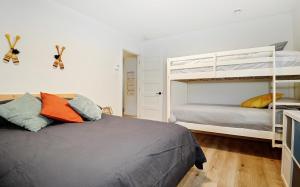 Un dormitorio con dos literas en una habitación. en 110 Chemin des Ruisselets, en Stoneham